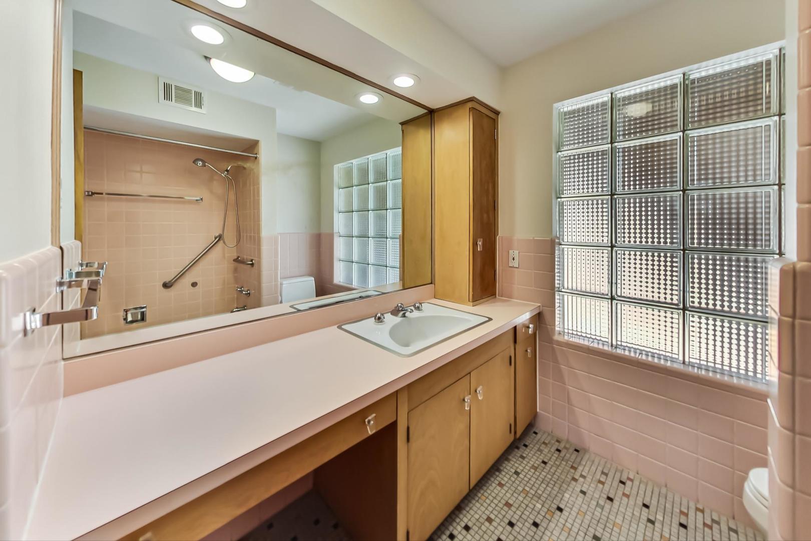 1106 Hull Terrace Unit: 2