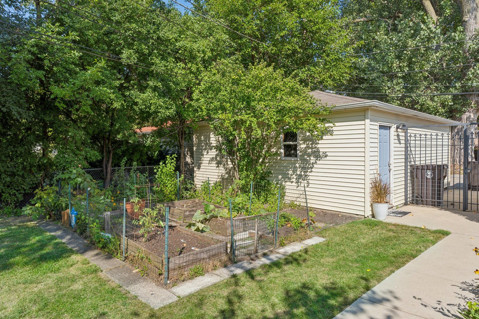 9217 Ewing Avenue Unit: 201