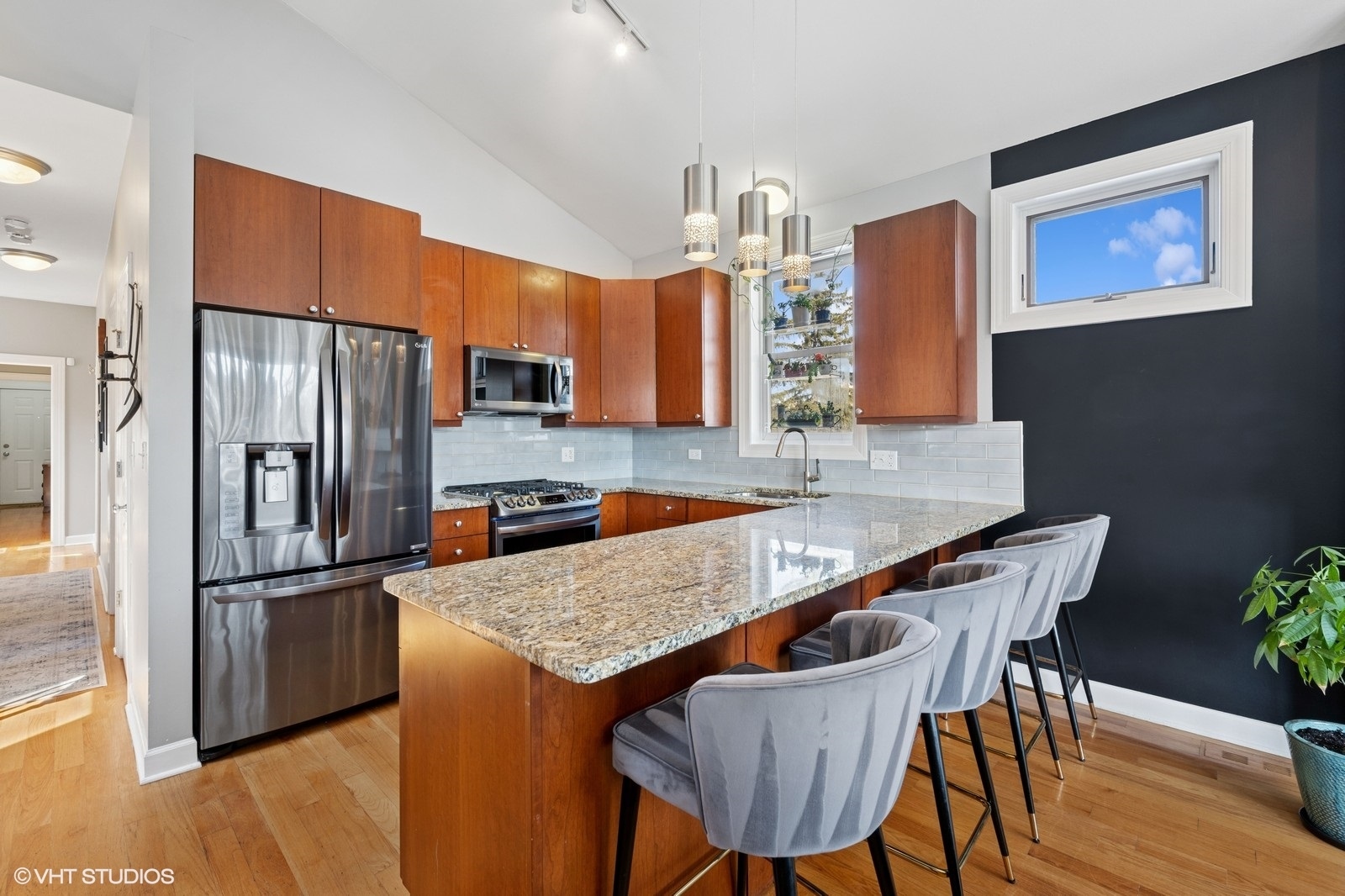 1512 W Victoria Street Unit: 3