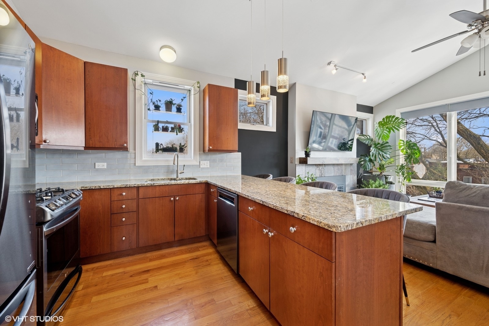 1512 W Victoria Street Unit: 3