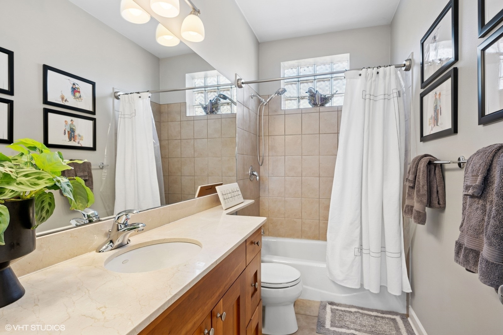 1512 W Victoria Street Unit: 3