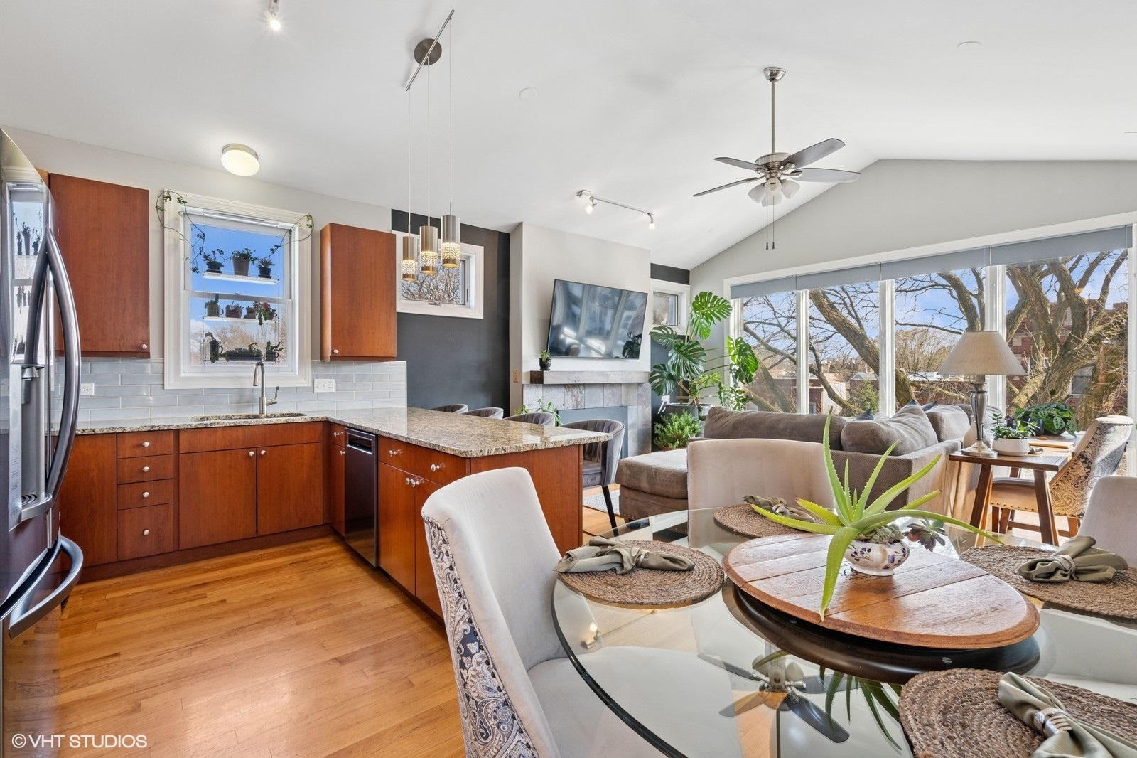 1512 W Victoria Street Unit: 3