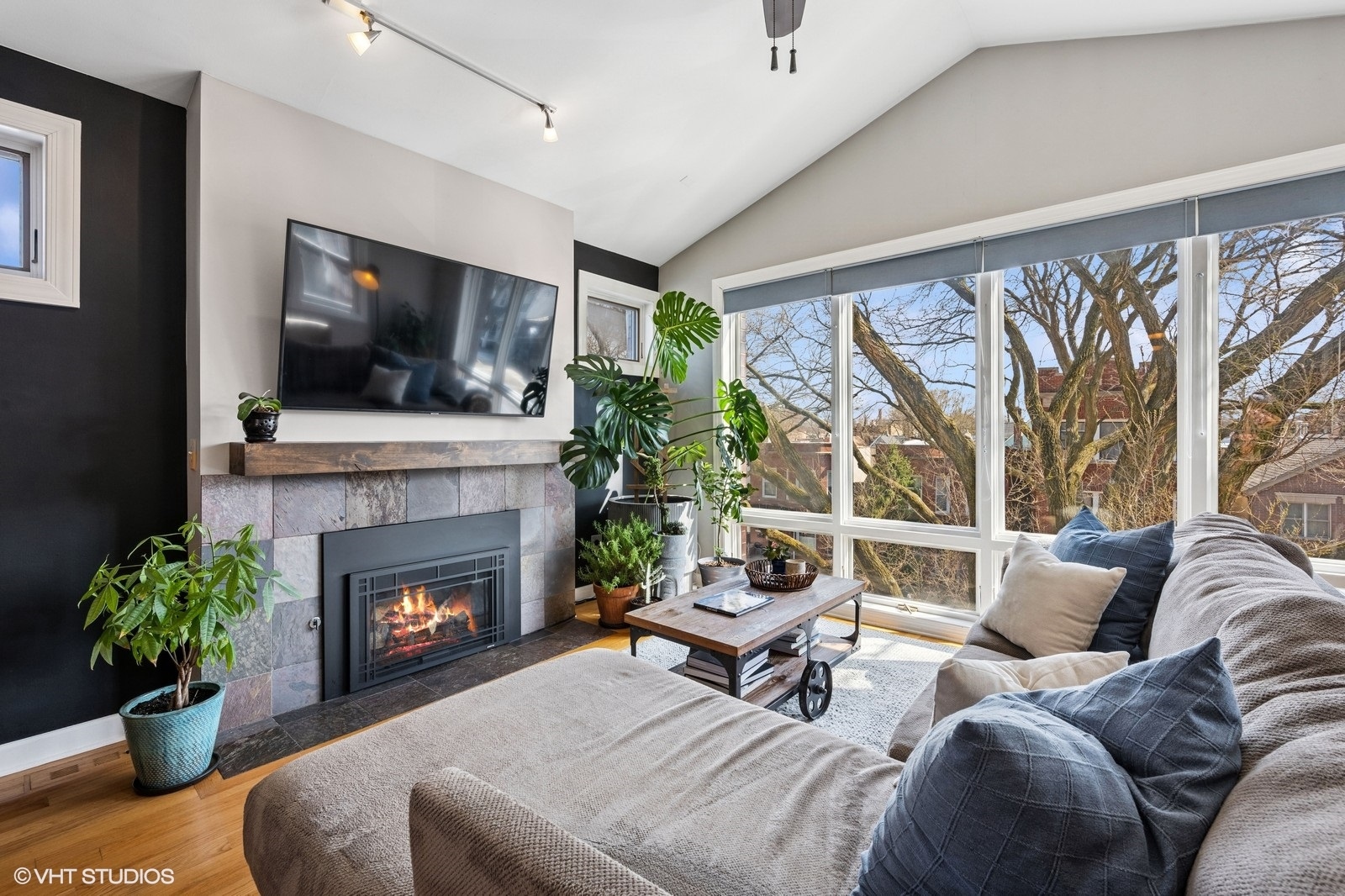 1512 W Victoria Street Unit: 3