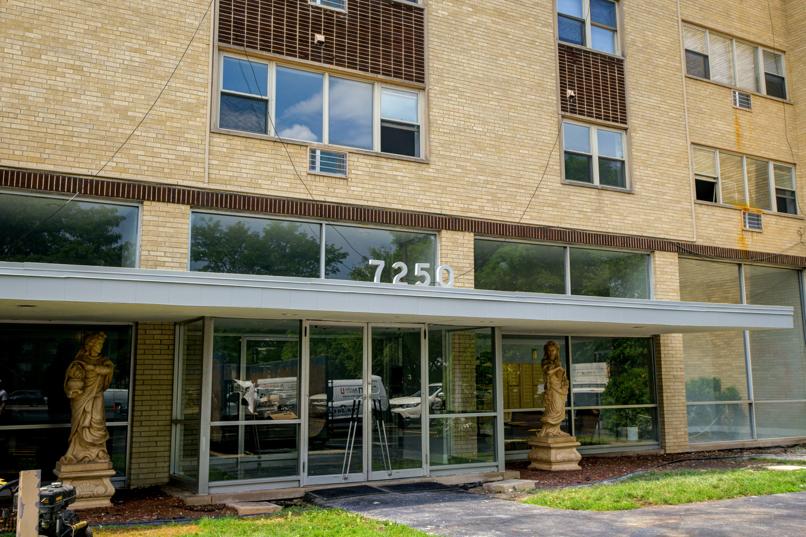 7250 N Western Avenue Unit: 306