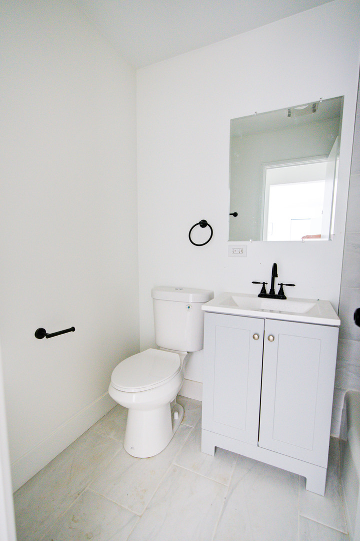 7250 N Western Avenue Unit: 306