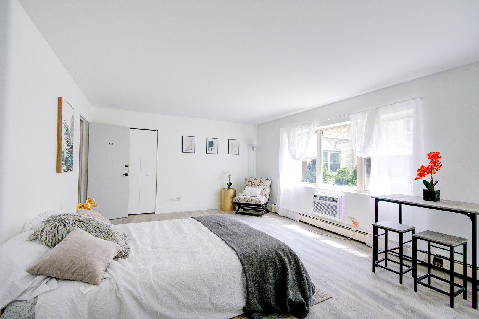 7250 N Western Avenue Unit: 306