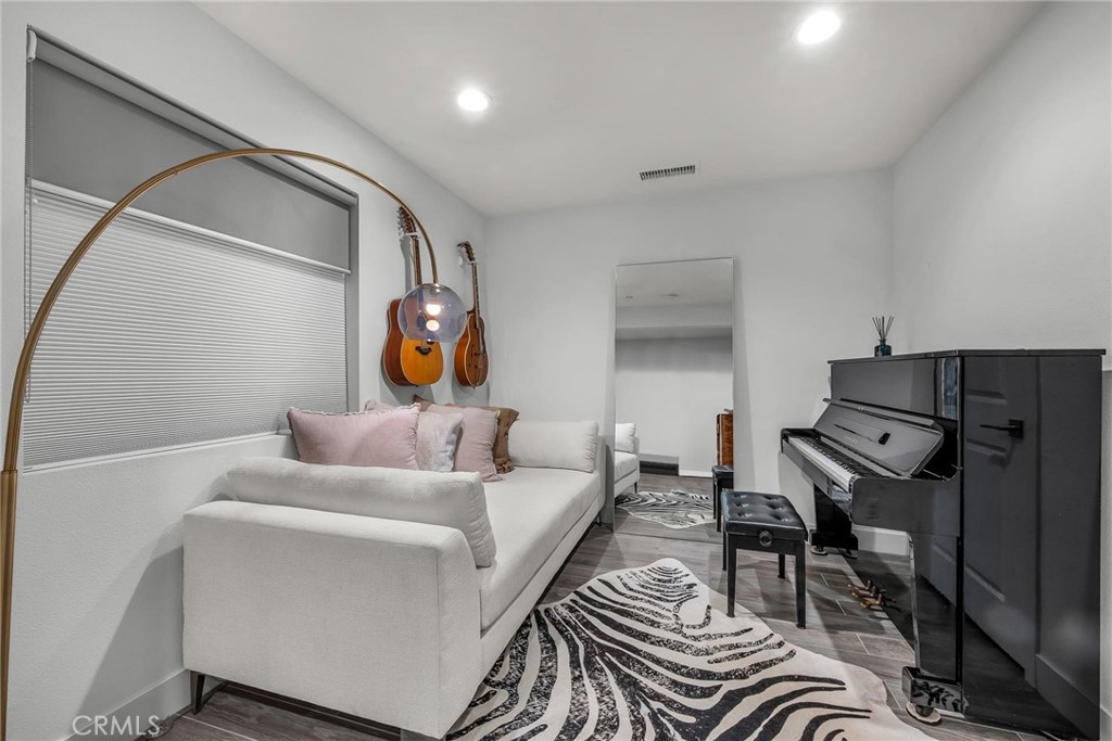 1823 S Mesa
