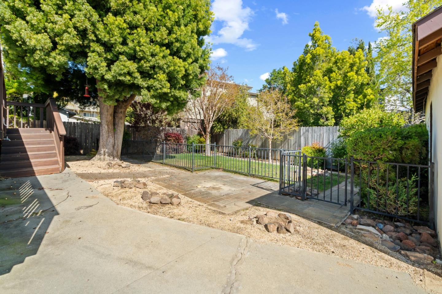 147 Santiago AVE