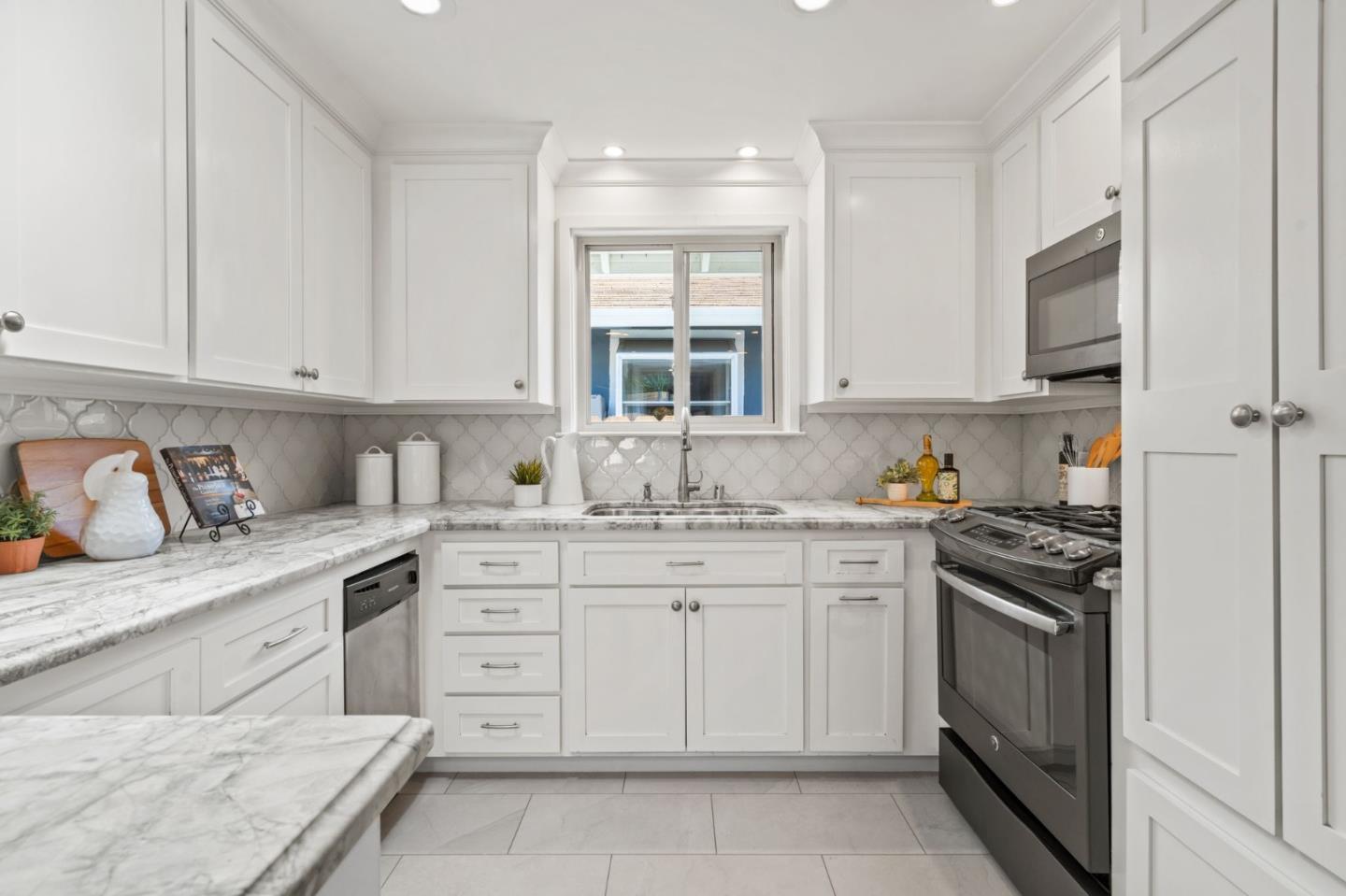 291 Alturas AVE