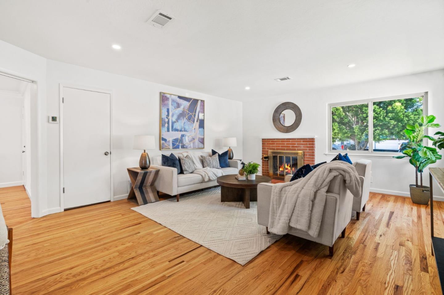 291 Alturas AVE