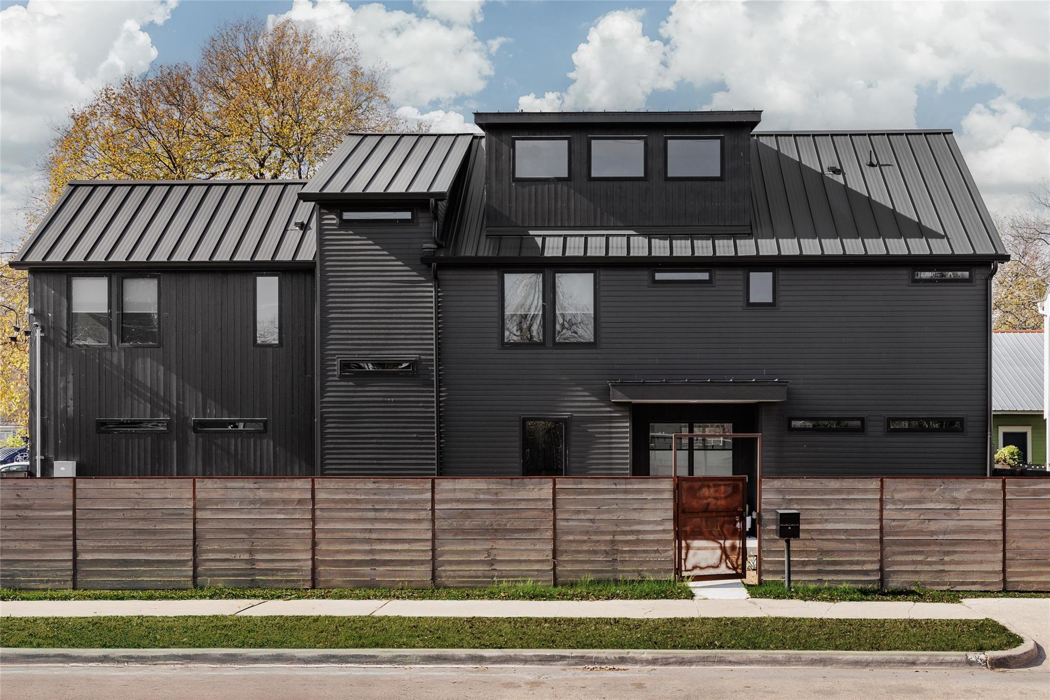 108 Comal ST