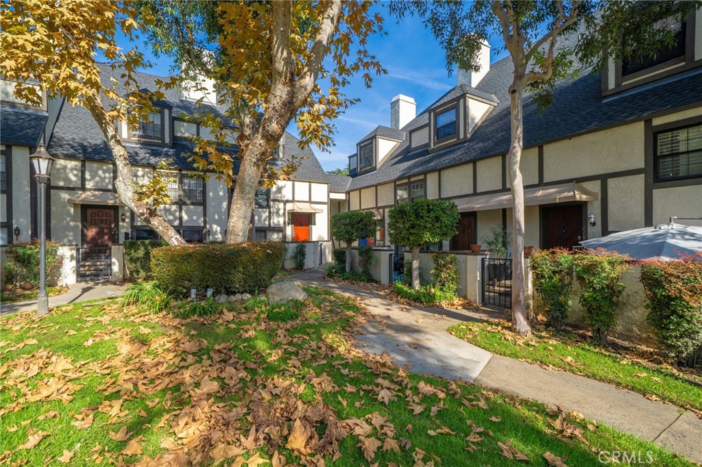 115 E Rosewood Court