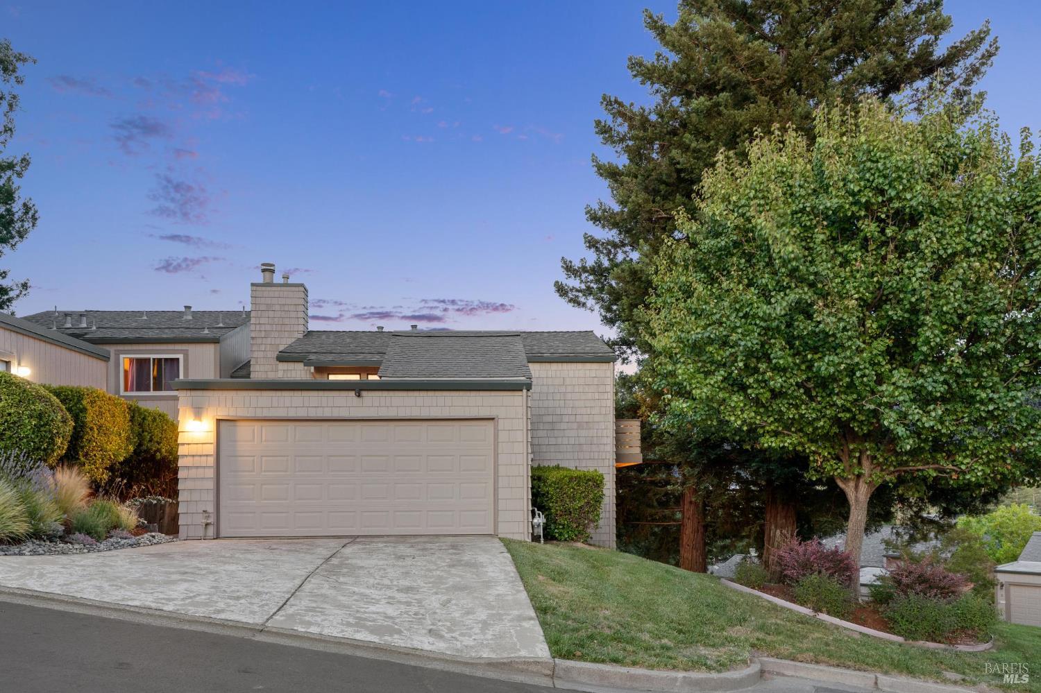 2 Columbine Ln
