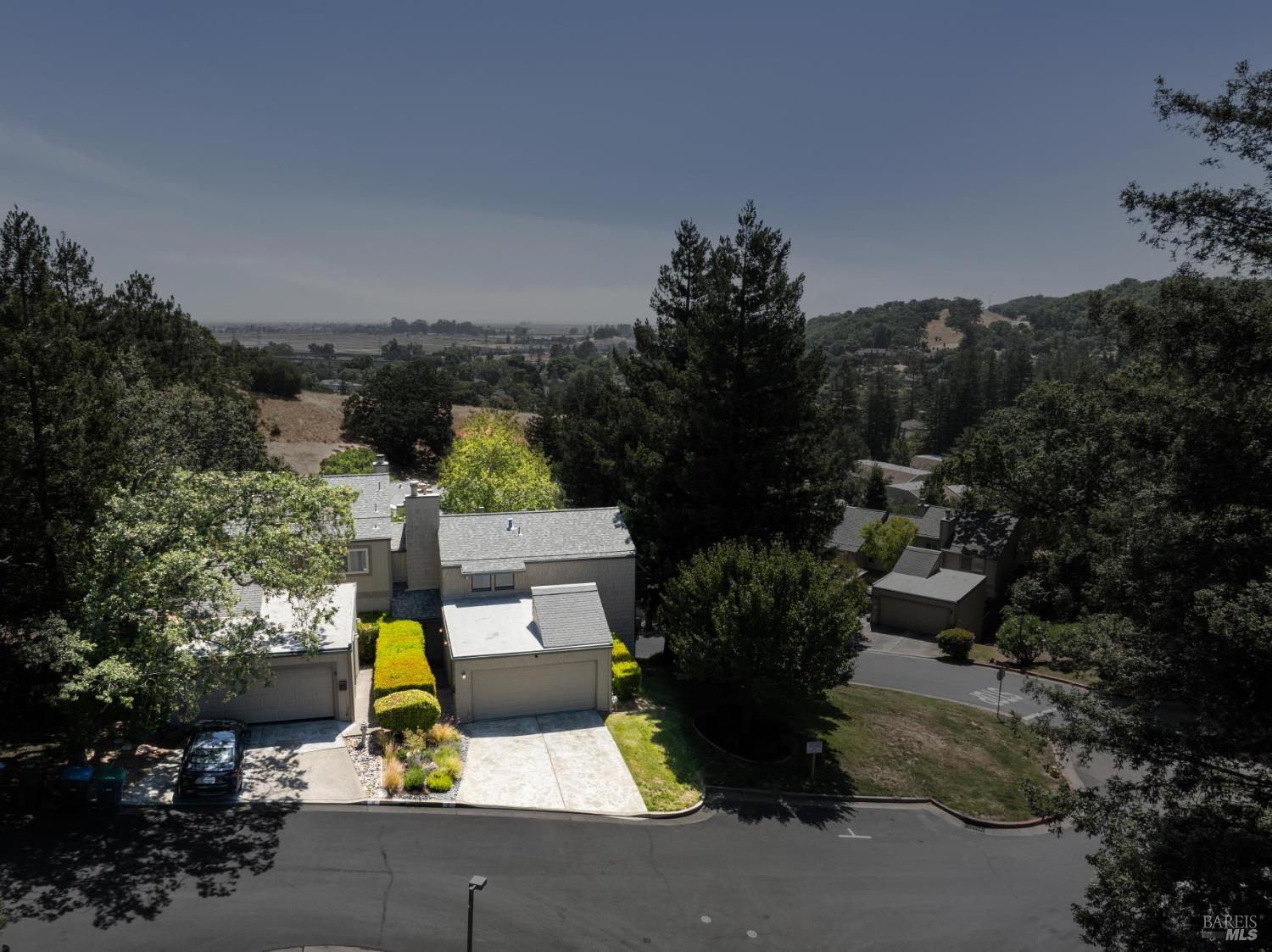 2 Columbine Ln