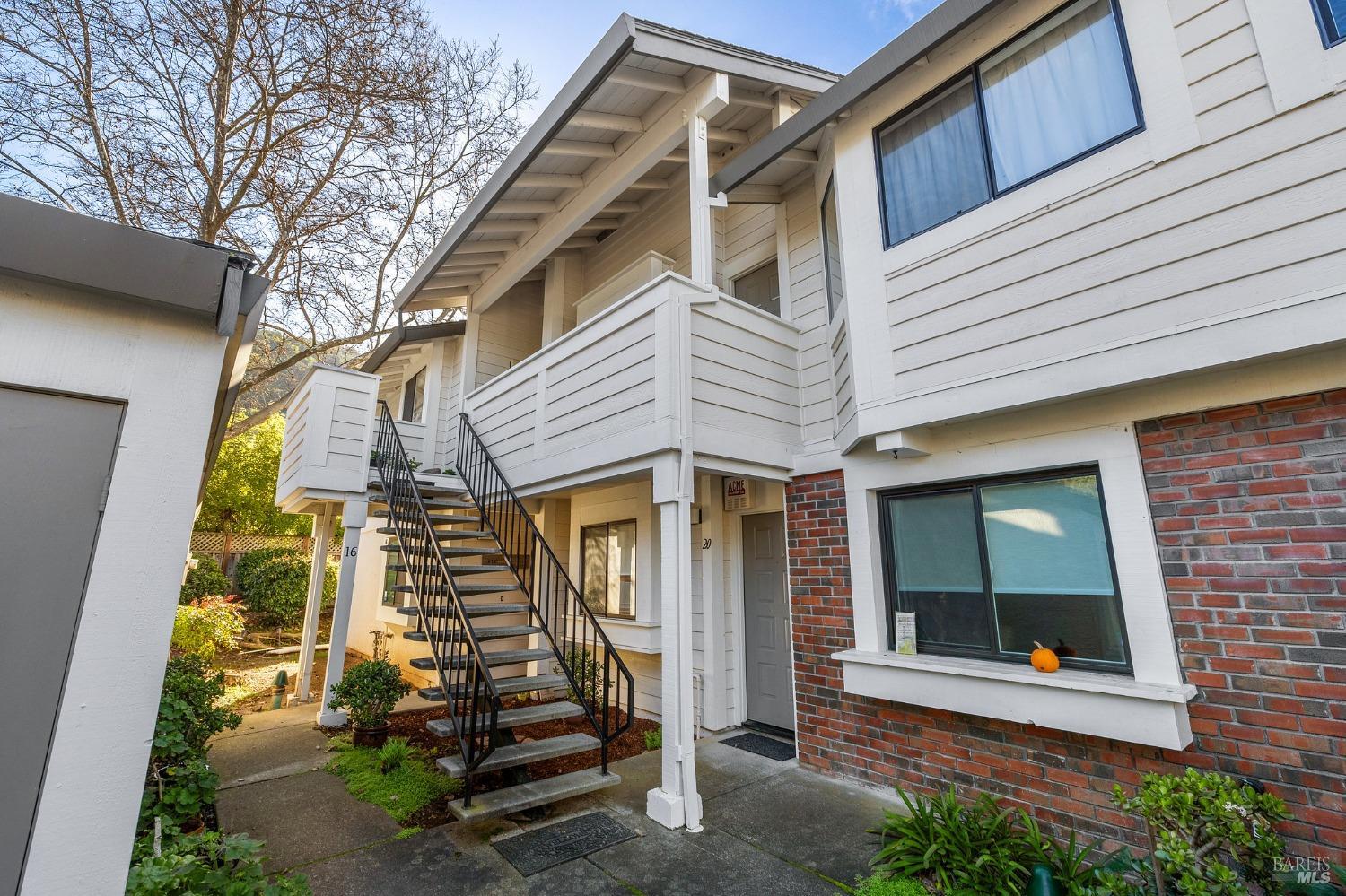 16 Woodstock Ct