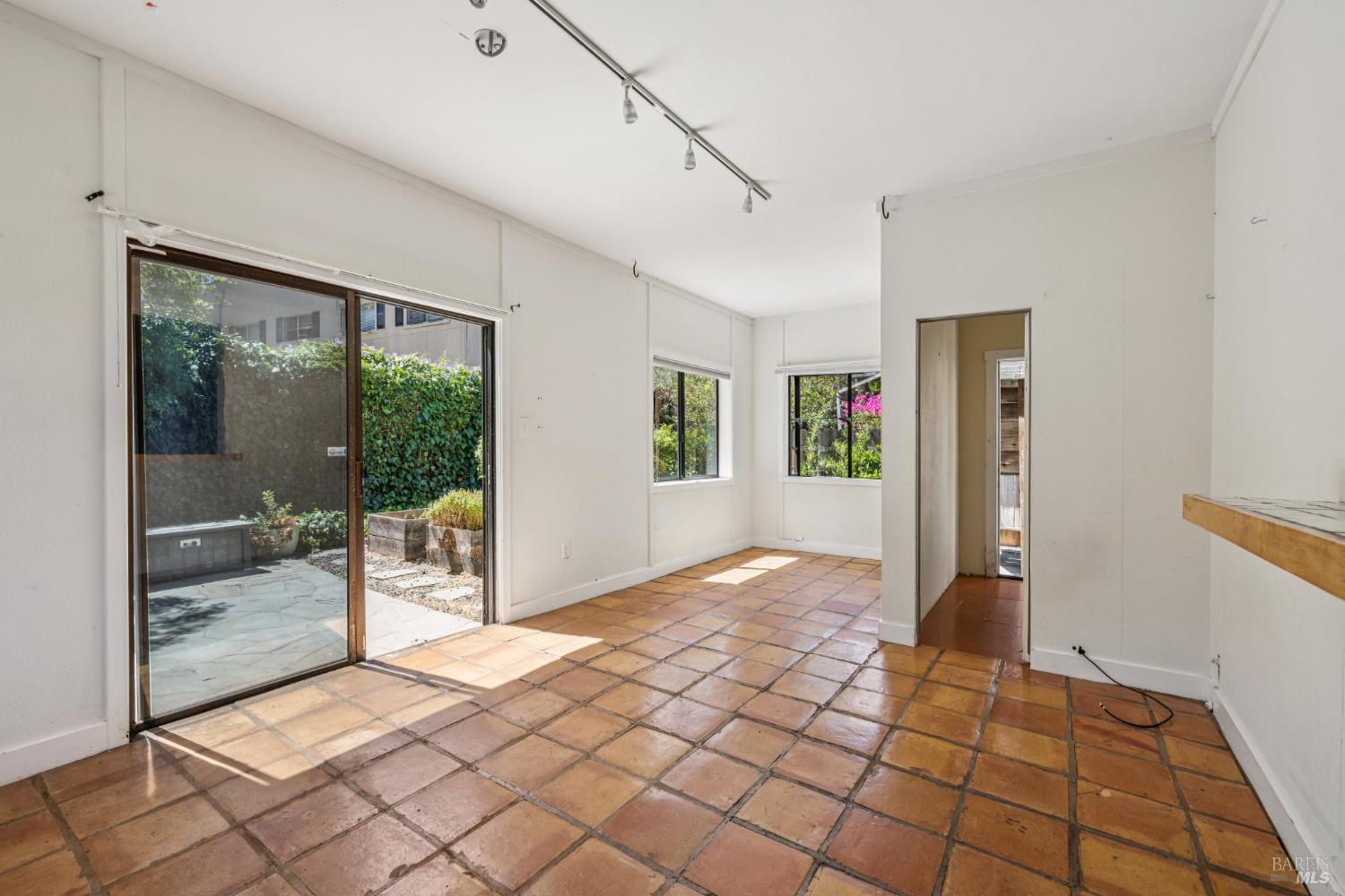 9 Frances St