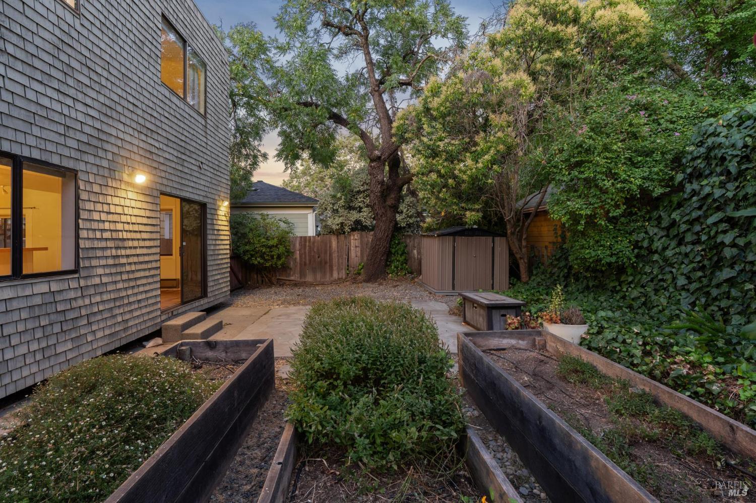 9 Frances St