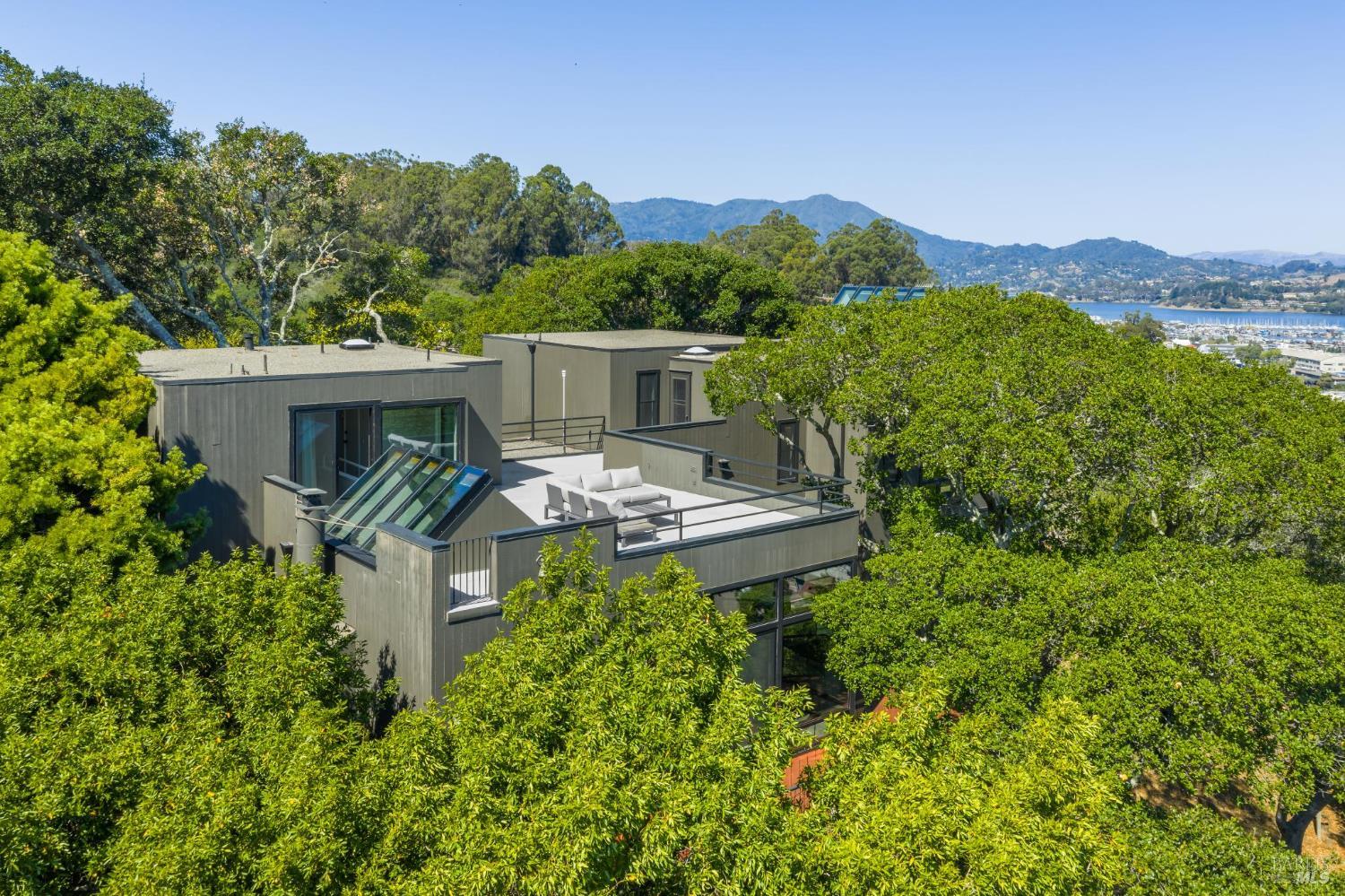 10 Laurel Ln