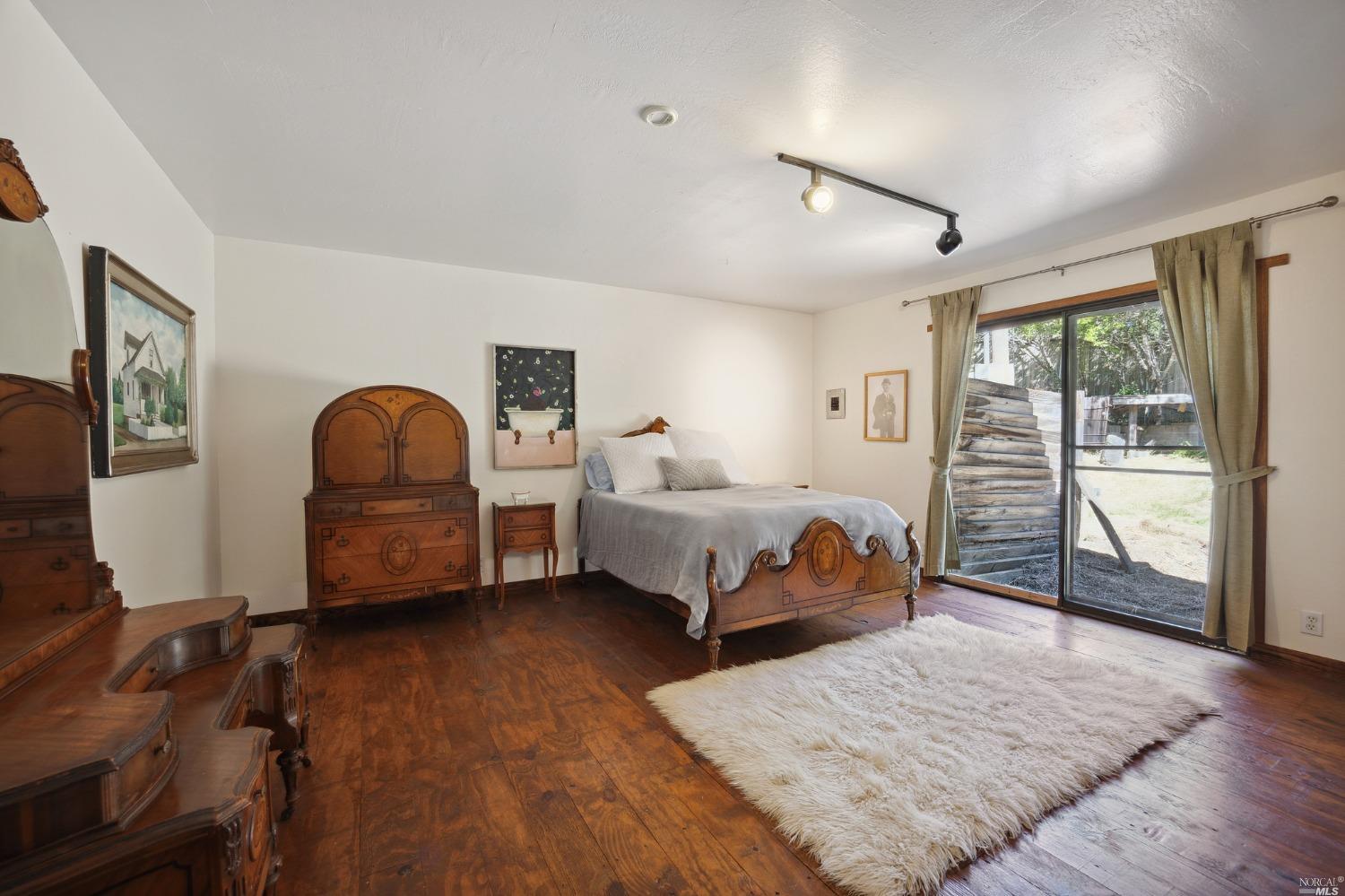 5953 Shoreline Highway