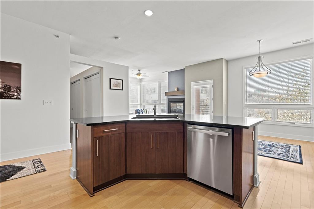 4521 Wornall Road Unit: 201