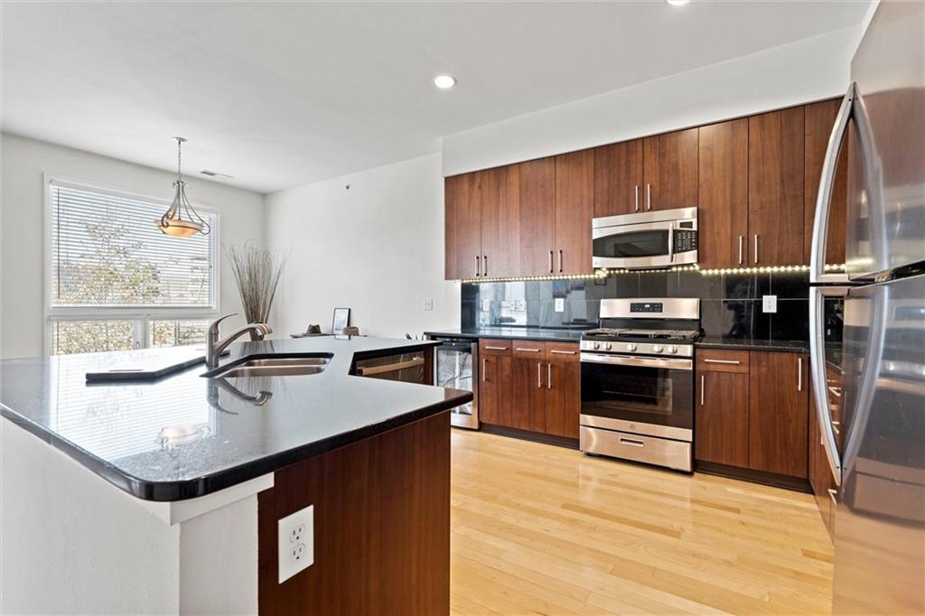 4521 Wornall Road Unit: 201