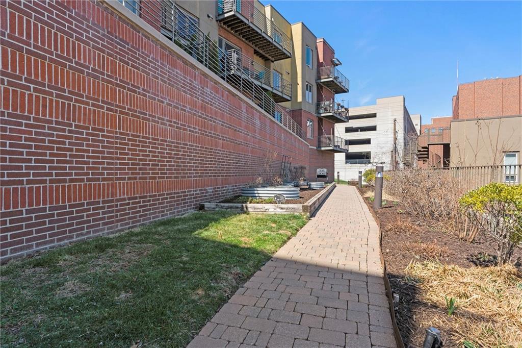 4521 Wornall Road Unit: 201