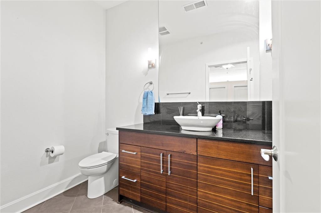 4521 Wornall Road Unit: 201