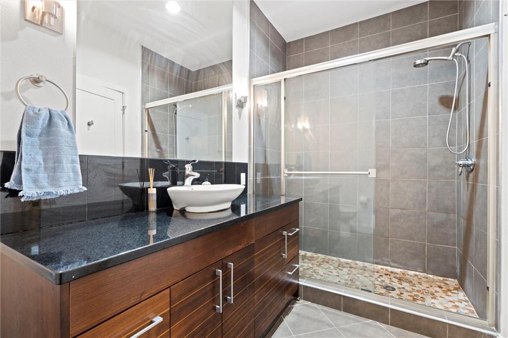 4521 Wornall Road Unit: 201