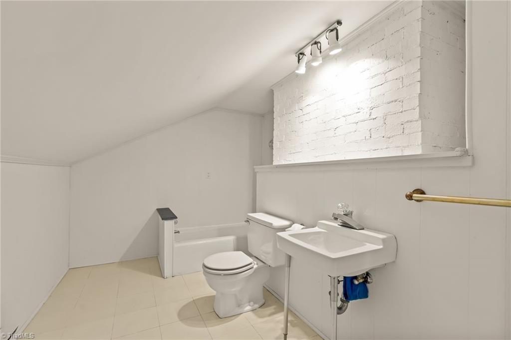403 Kemp Road W