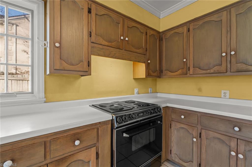 403 Kemp Road W