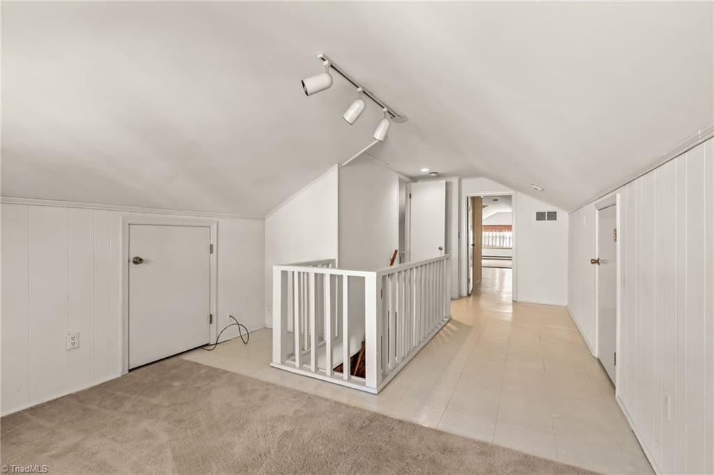 403 Kemp Road W