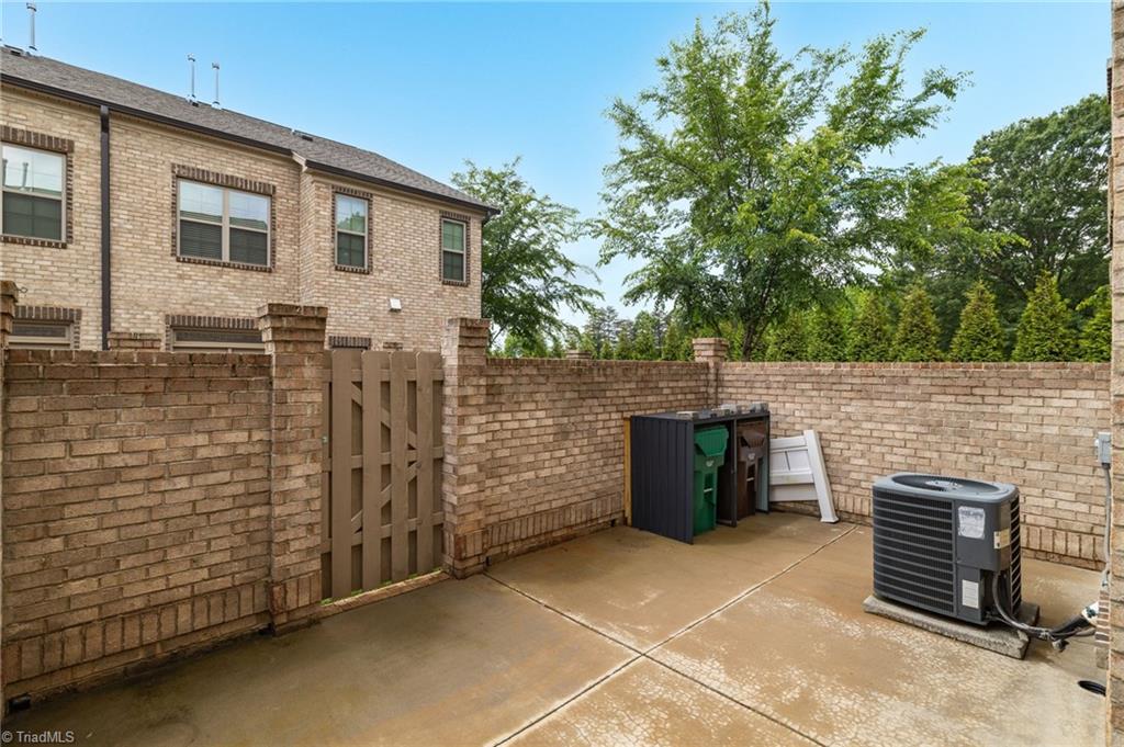 1604 Sunny Hill Way