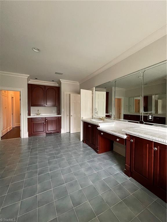 1 Clubview Court