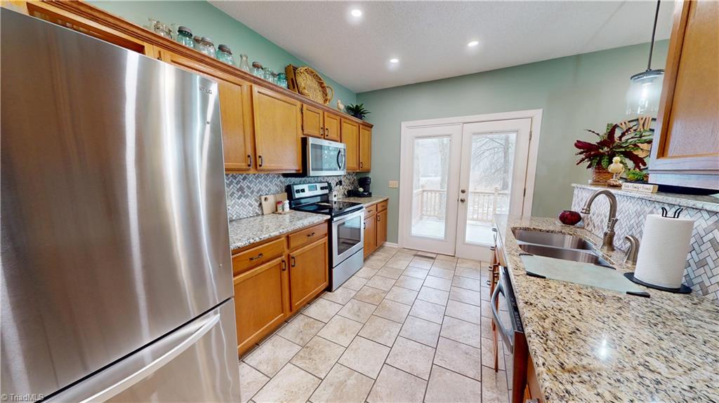 713 Old Barn Circle