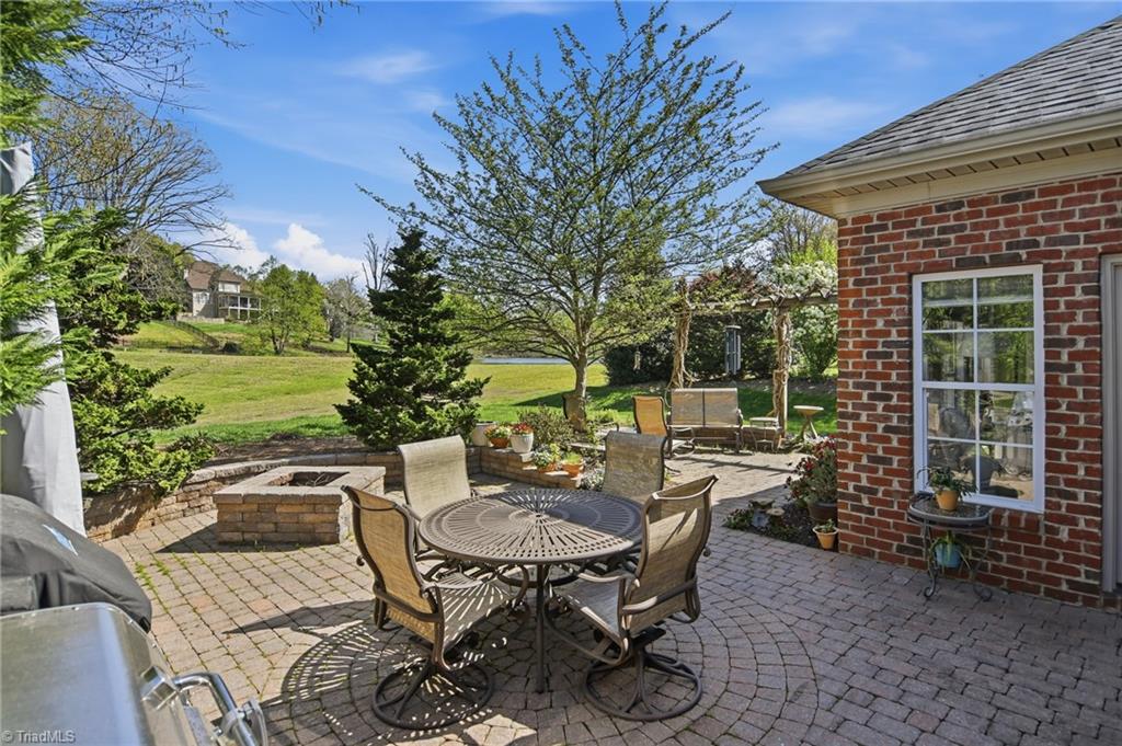 5587 Foxgate Circle, Winston-Salem
