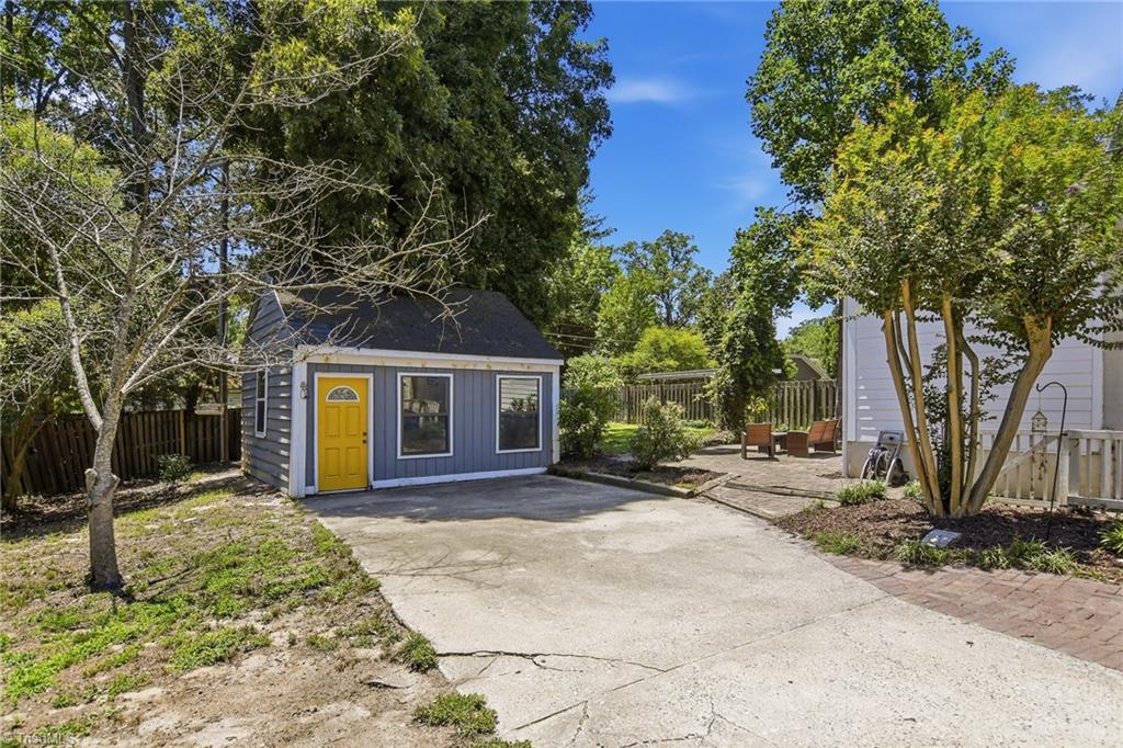 2209 W Friendly Avenue