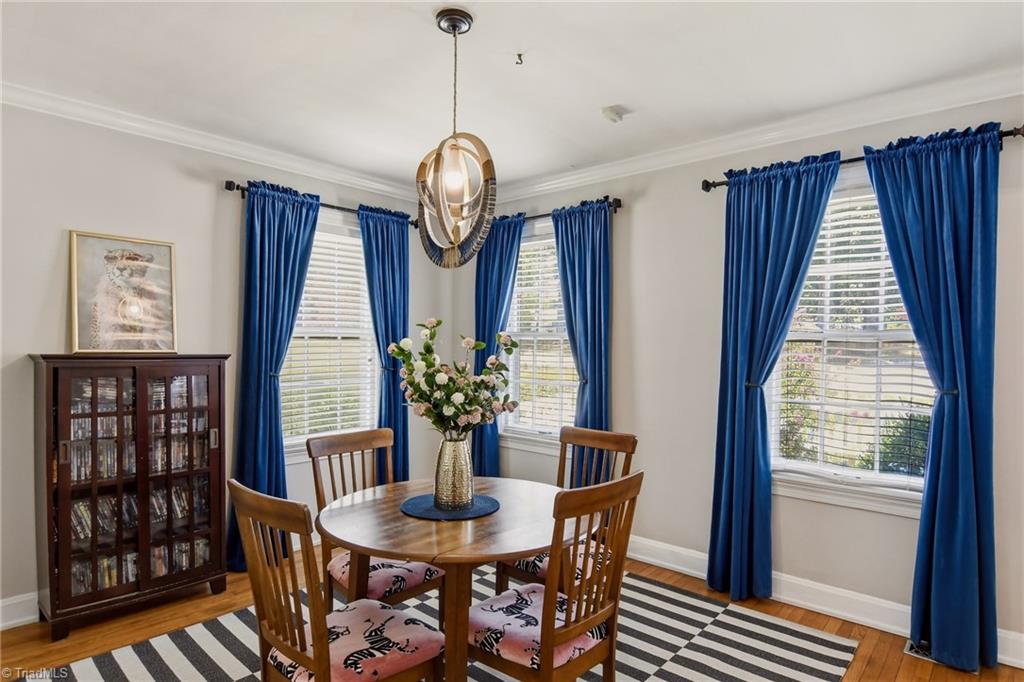 2209 W Friendly Avenue