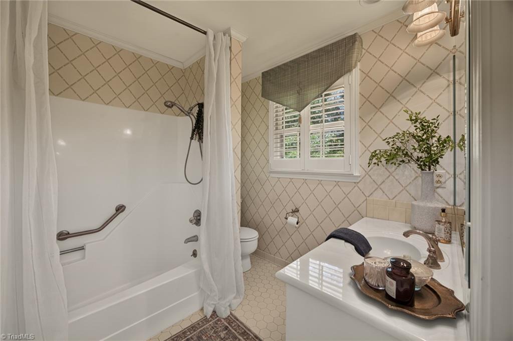 805 Chartwell Circle, Winston-Salem
