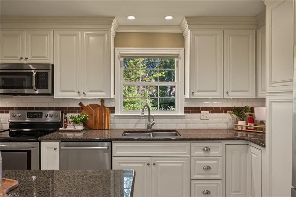 805 Chartwell Circle, Winston-Salem