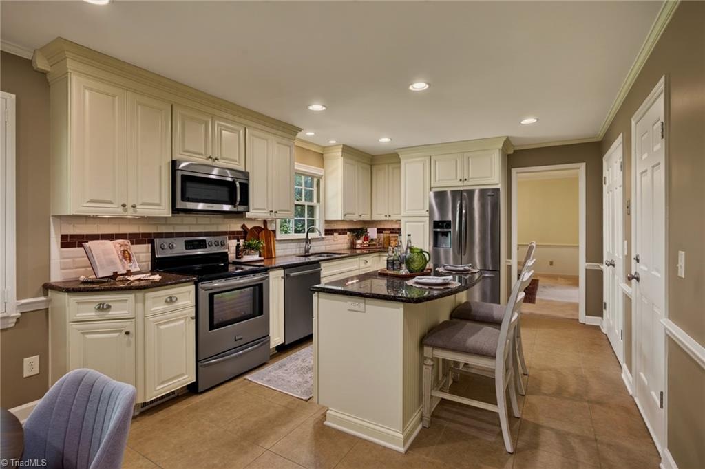 805 Chartwell Circle, Winston-Salem
