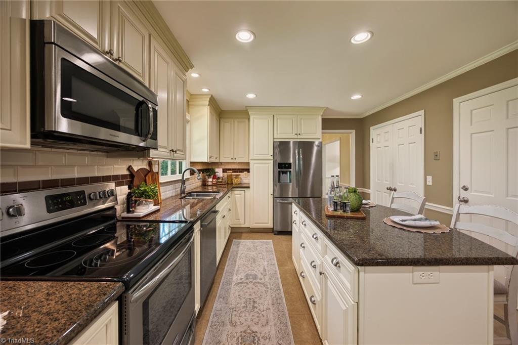 805 Chartwell Circle, Winston-Salem