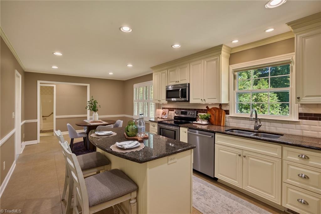 805 Chartwell Circle, Winston-Salem