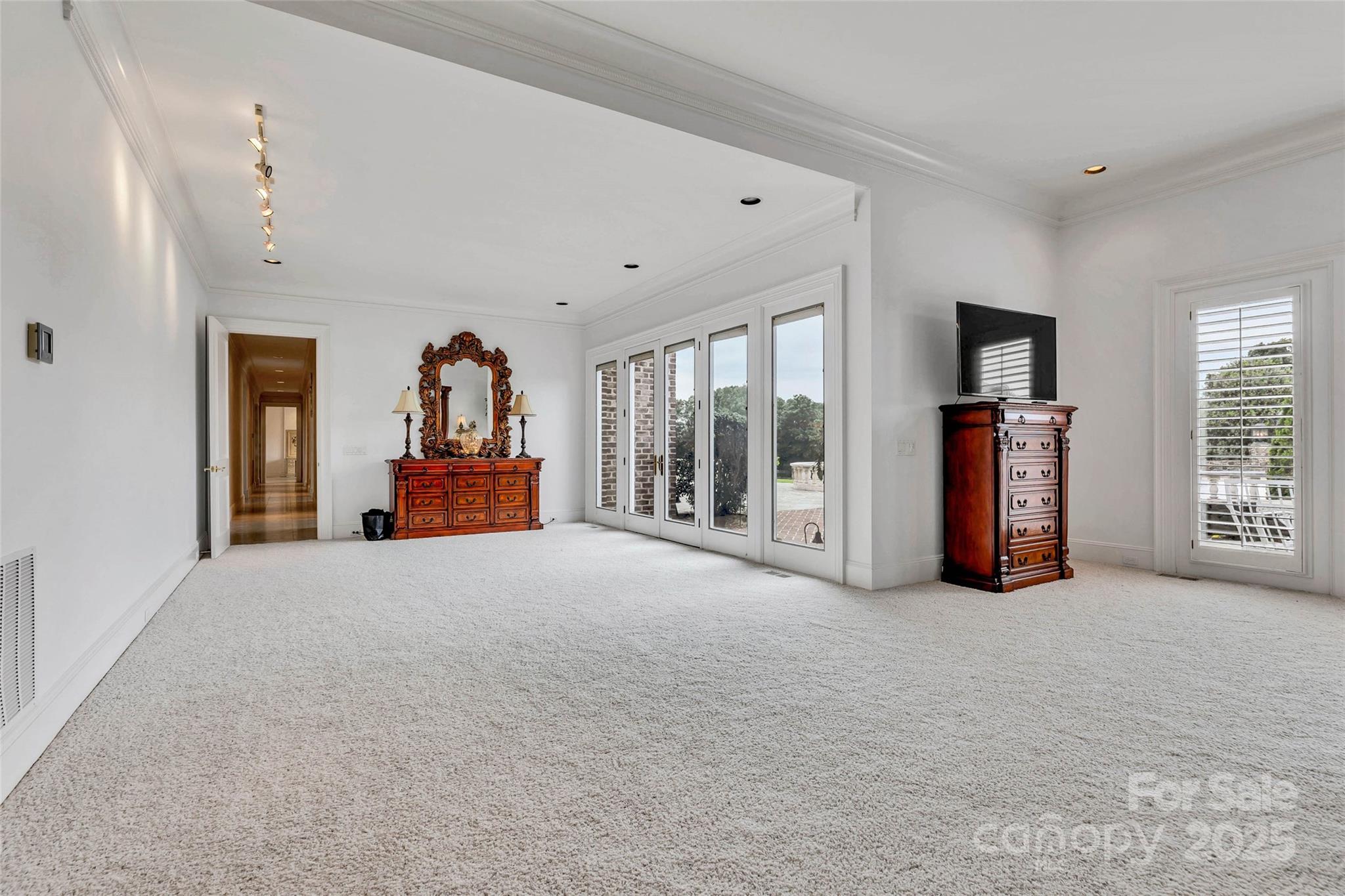 1100 Glen Oaks Drive