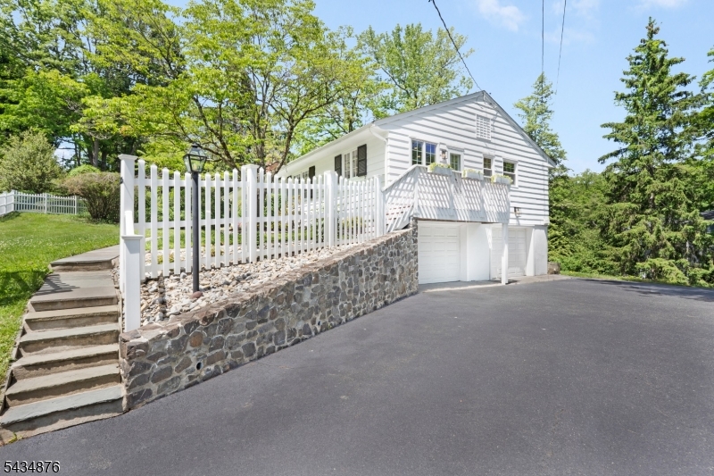111 Anderson Hill Rd
