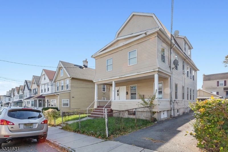32 Llewellyn Ave