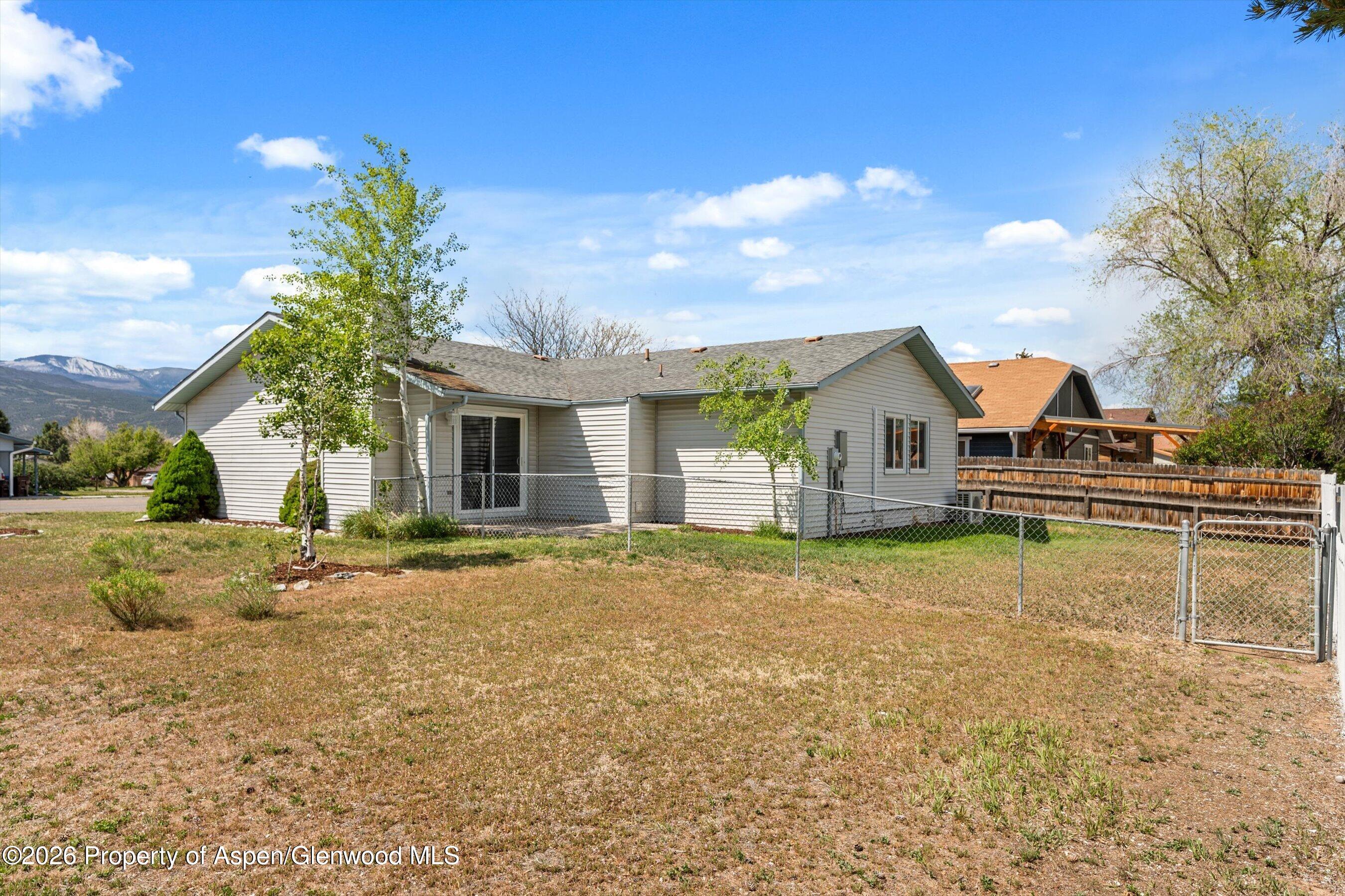 942 W 5th Street