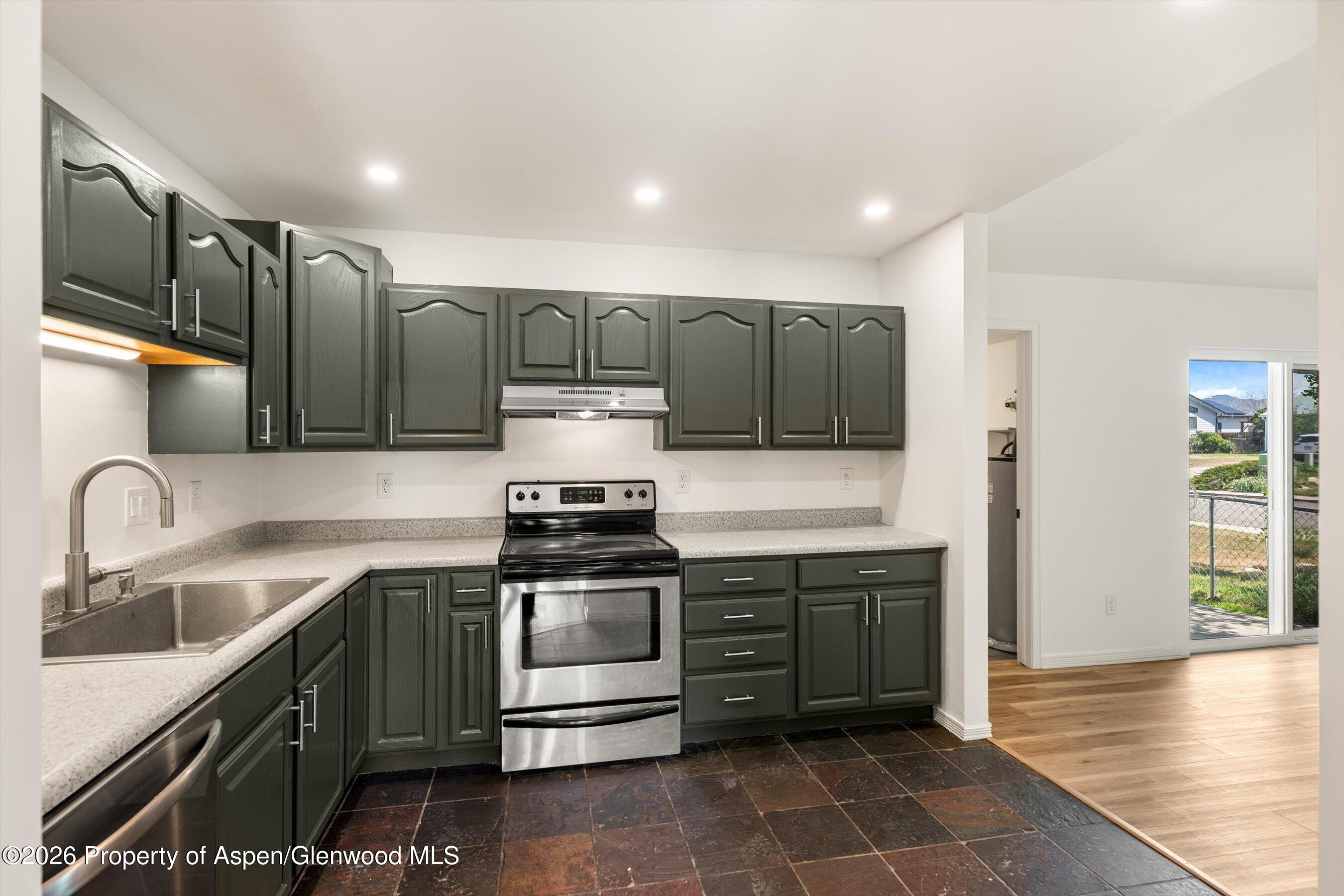 942 W 5th Street