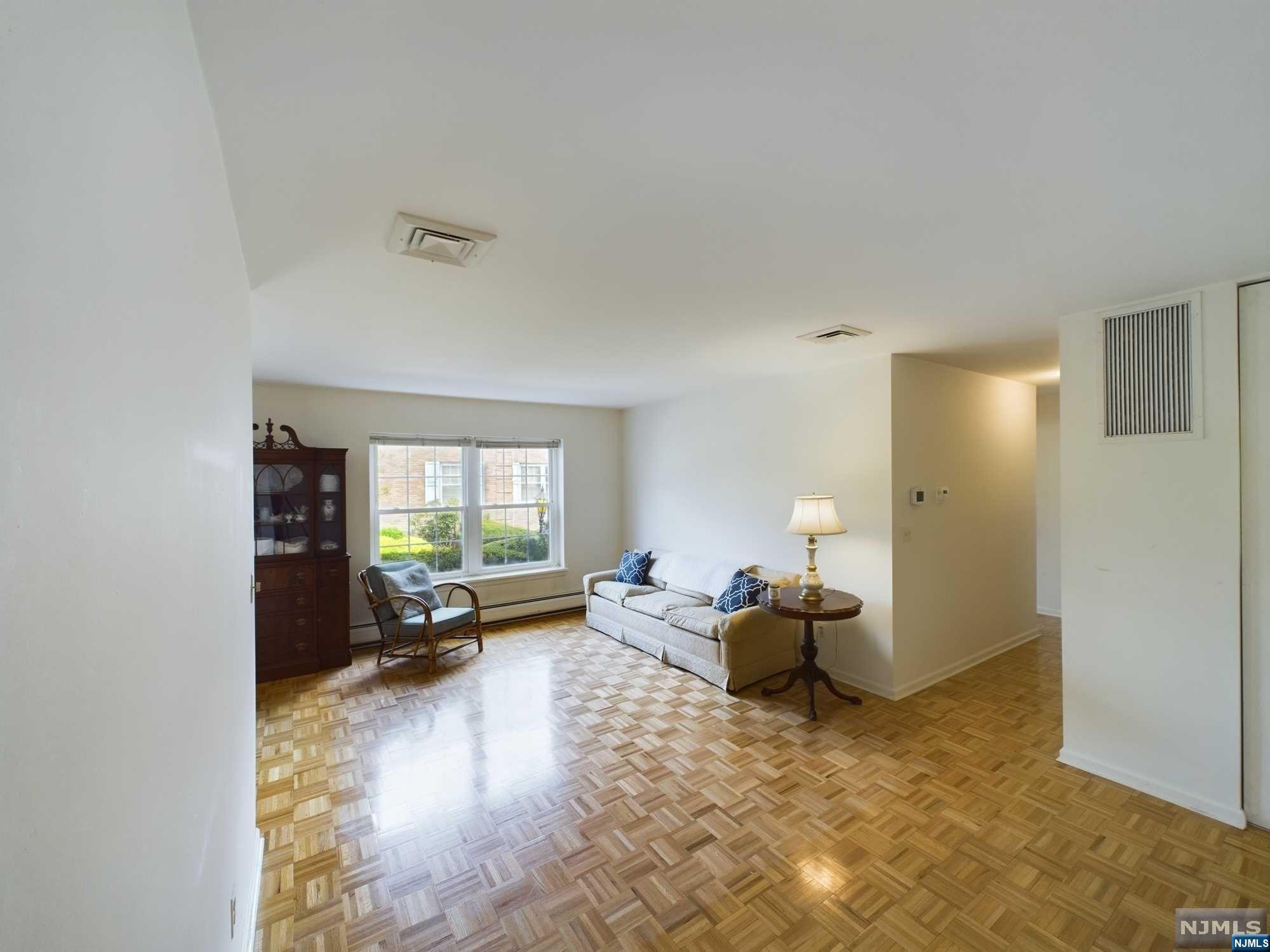 364 E Avenue