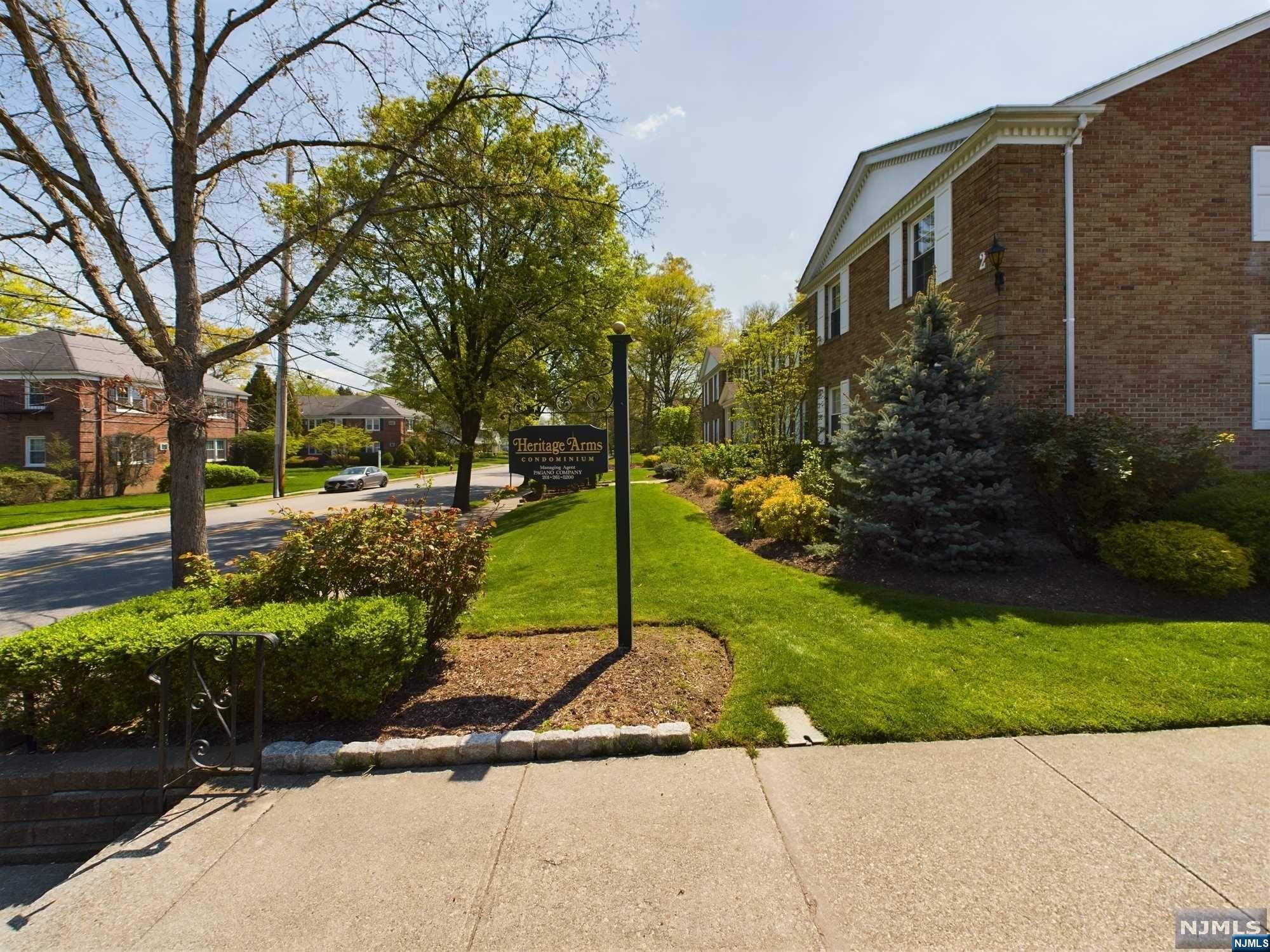 364 E Avenue