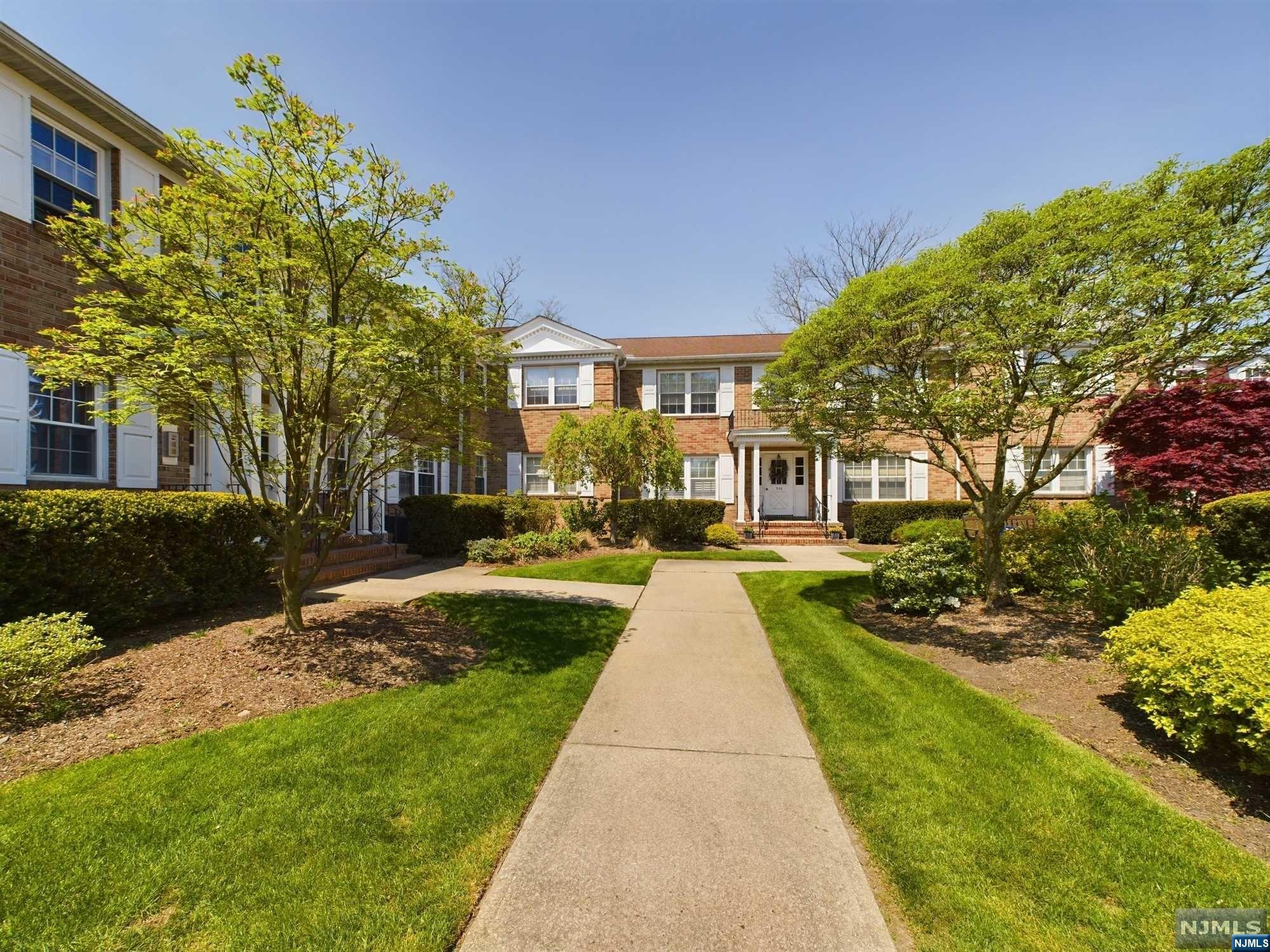 364 E Avenue